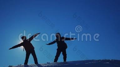 团队合作旅行。两个人的登山者的剪影，扮演两个人的登山者，举起手模仿